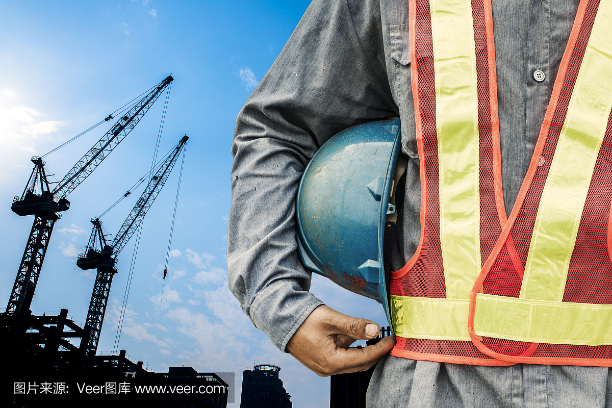 拿著藍色頭盔的男人靠近了