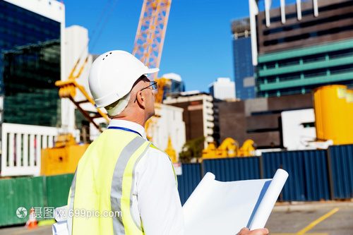 建筑工地的工程師建設(shè)者工程師建筑工人施工場景穿著帶藍圖的安全背心
